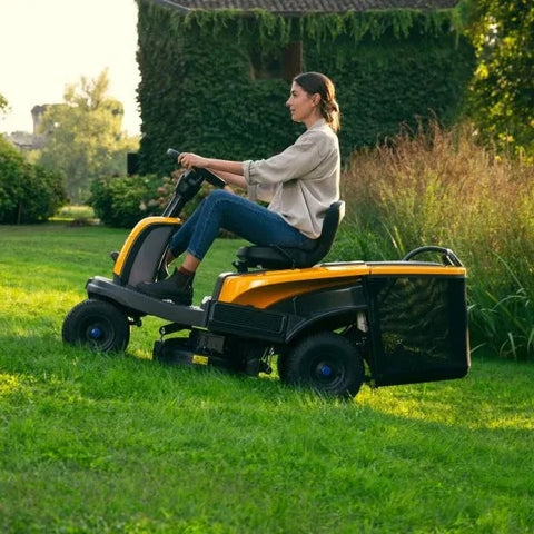 Stiga Swift 372e Battery Powered Collecting Garden Tractor (Includes 4 Battries/ 27.5 Ah)